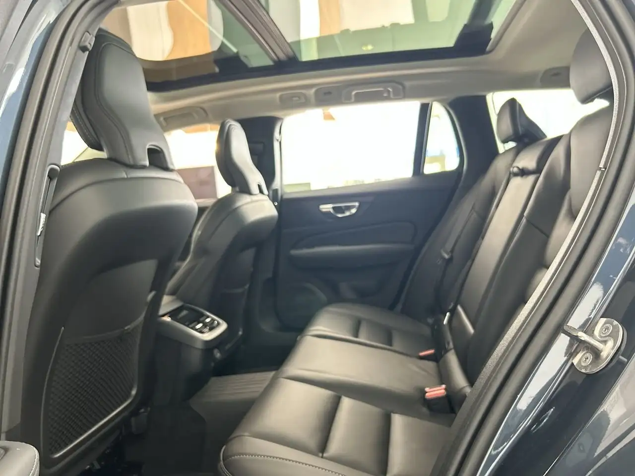 Volvo V60 Cross Country снимка Volvo V60 Cross Country