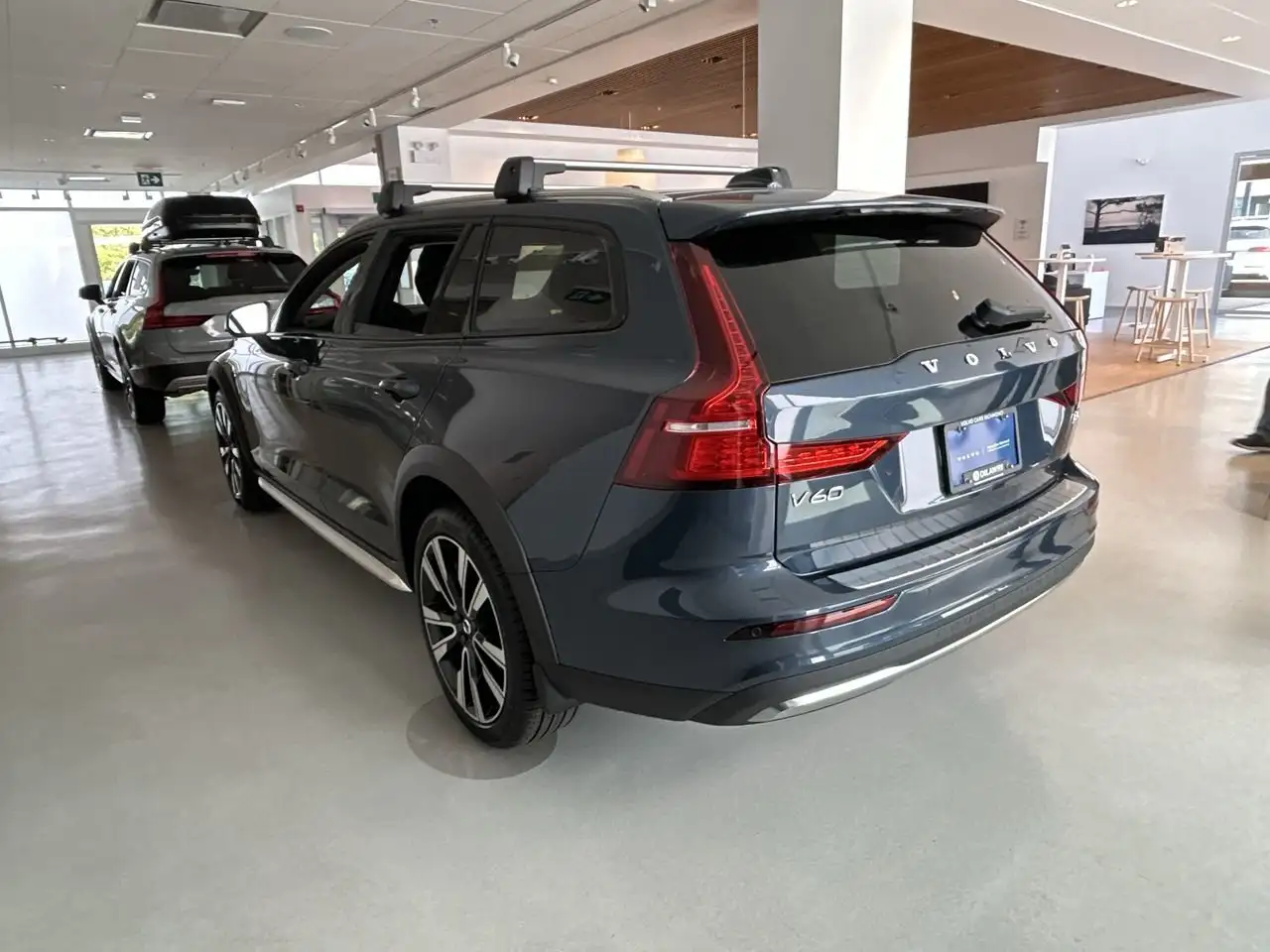 Volvo V60 Cross Country снимка Volvo V60 Cross Country