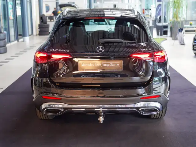 Mercedes-Benz GLC view 4