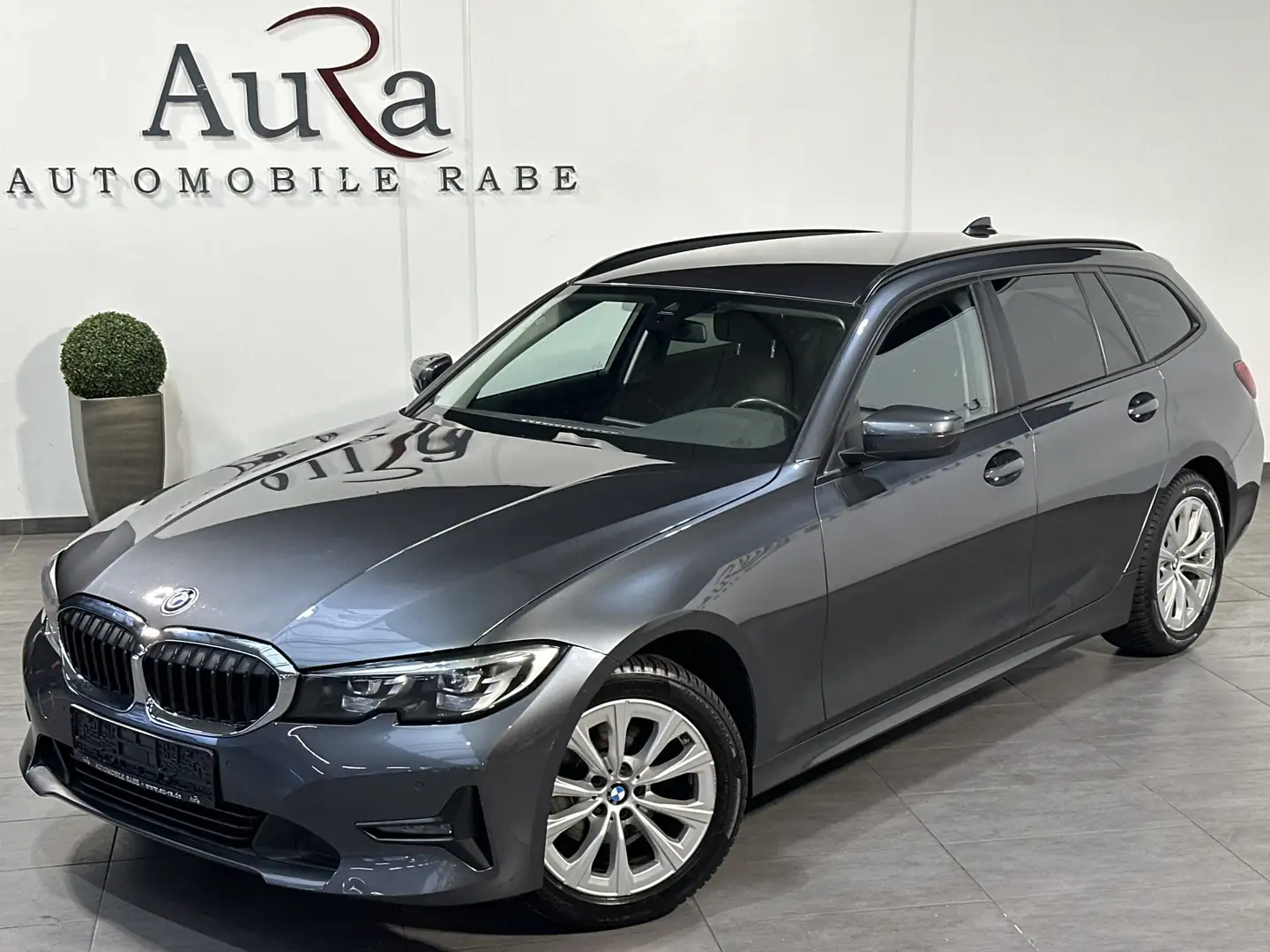 BMW 320 Touring xDrive NAV+LED+SHZ+AHK+LIVECOCKPIT Grey - 2