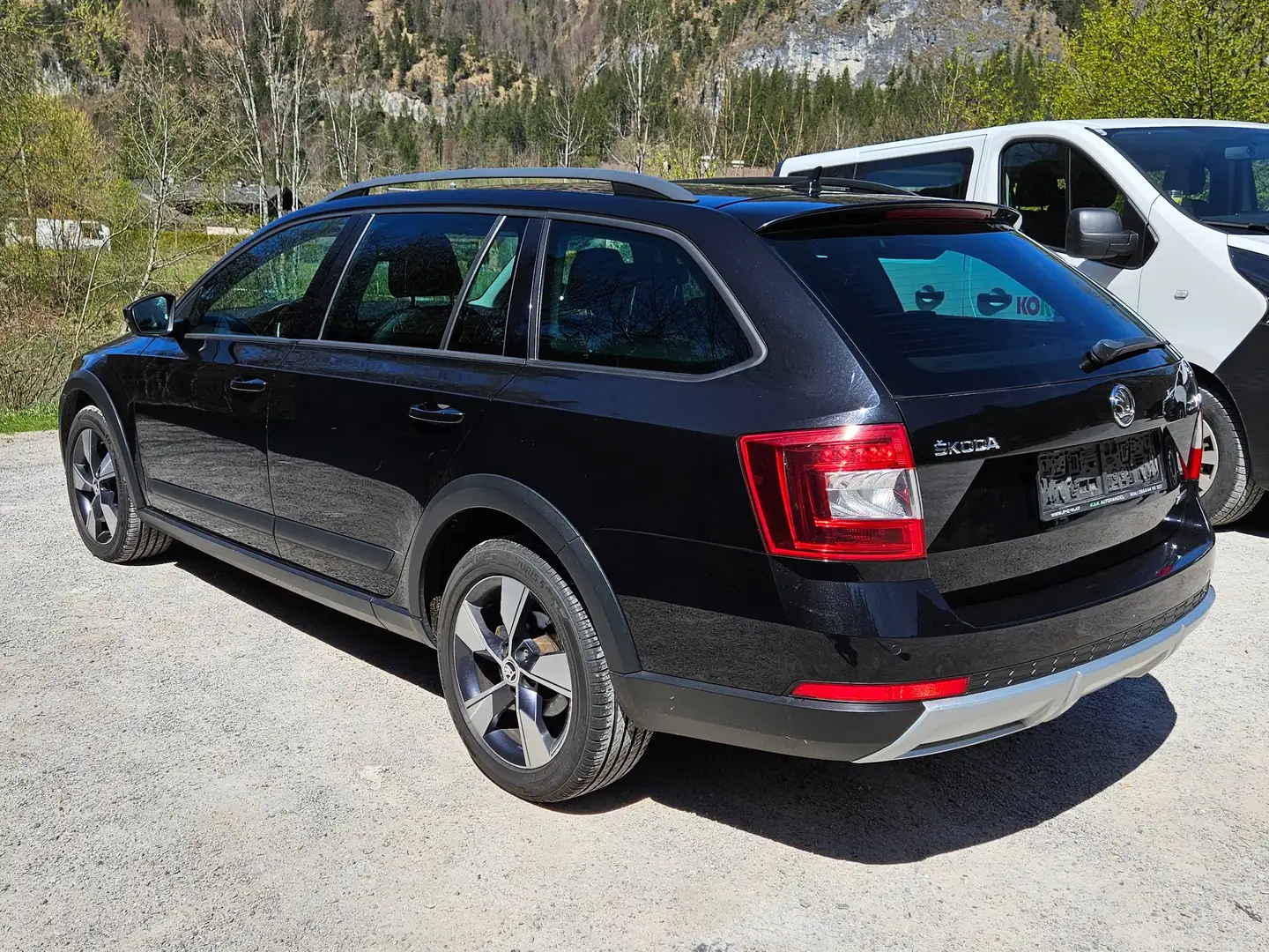 Skoda Octavia Octavia Combi 2,0 TDI 4x4 Scout Scout Schwarz - 1