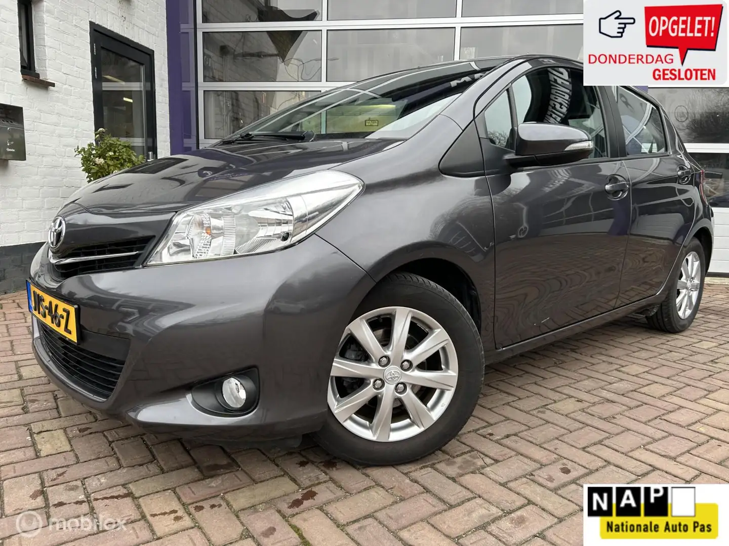 Toyota Yaris 1.3 VVT-i Aspiration * AIRCO * TREKHAAK * 5 DRS Grau - 1