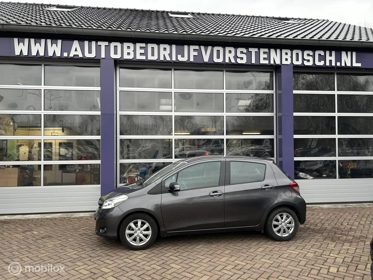 Toyota Yaris 1.3 VVT-i Aspiration * AIRCO * TREKHAAK * 5 DRS Grau - 2