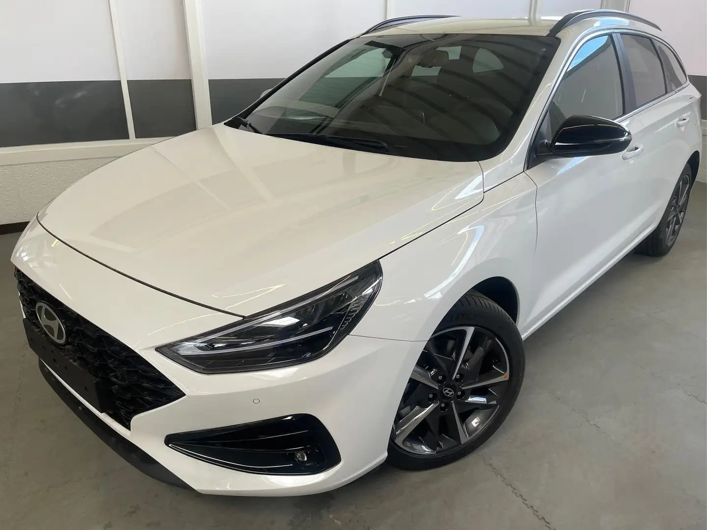 Hyundai i30 Kombi PREMIUM NAVI SHZ RFK PDC v+h KLIMAAUTOMAT... Weiß - 1