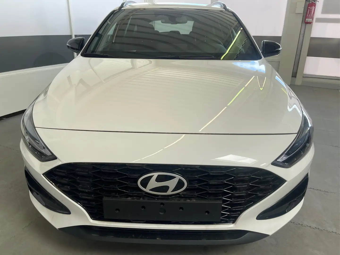 Hyundai i30 Kombi PREMIUM NAVI SHZ RFK PDC v+h KLIMAAUTOMAT... Weiß - 2