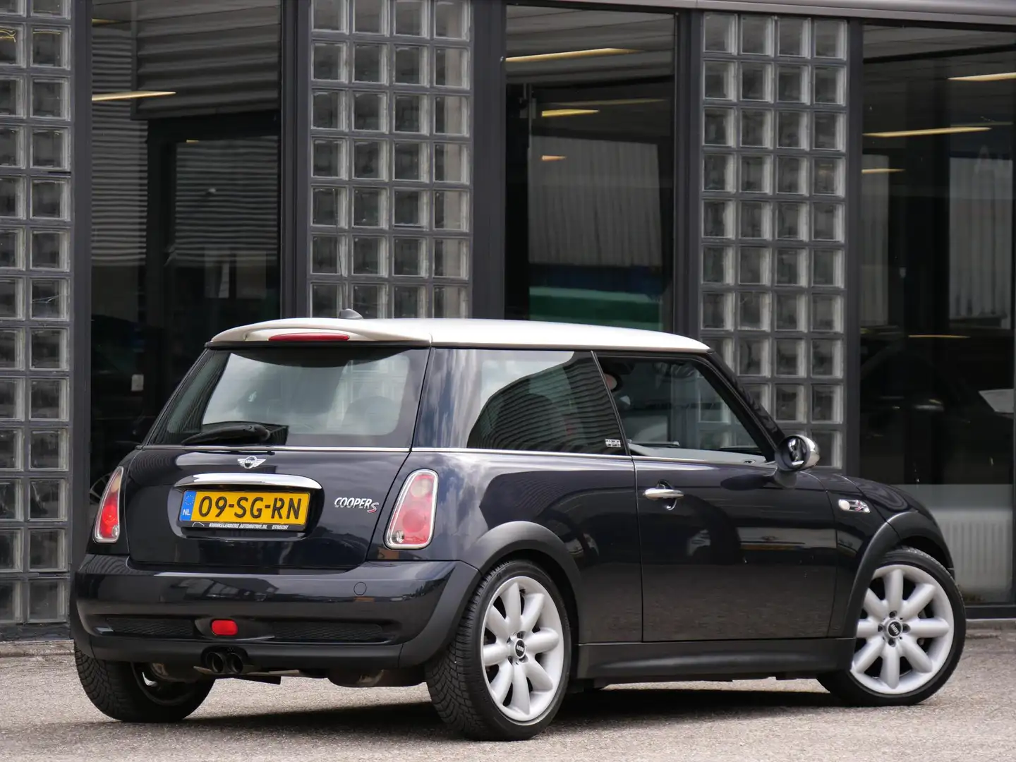 MINI Cooper S 1.6 170PK PARKLANE/ LEER/ XENON/ * NL-AUTO MET HIS Zwart - 2
