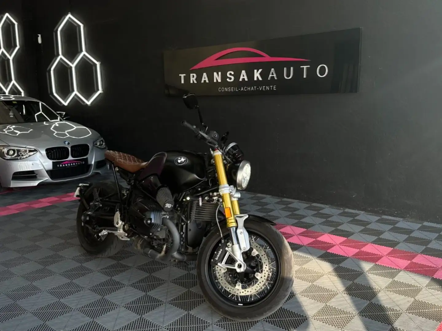 BMW R nineT NINE T HÉRITAGE 116 ch ~ ENTRETIEN FULL ~ Peinture personnalisé ~ Selle sur mesure TSF ~ Ligne Akrapovic Schwarz - 1