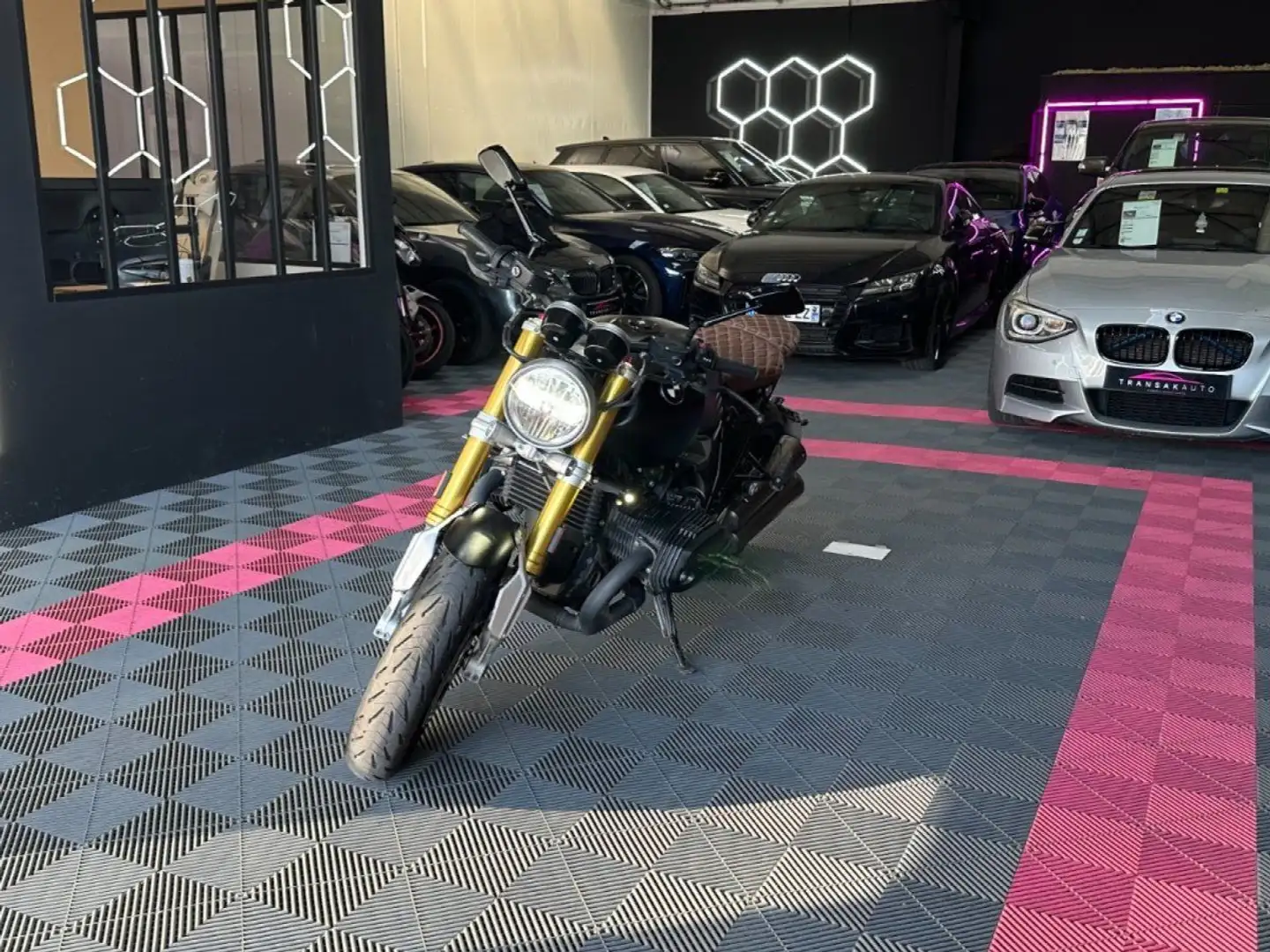 BMW R nineT NINE T HÉRITAGE 116 ch ~ ENTRETIEN FULL ~ Peinture personnalisé ~ Selle sur mesure TSF ~ Ligne Akrapovic Schwarz - 2