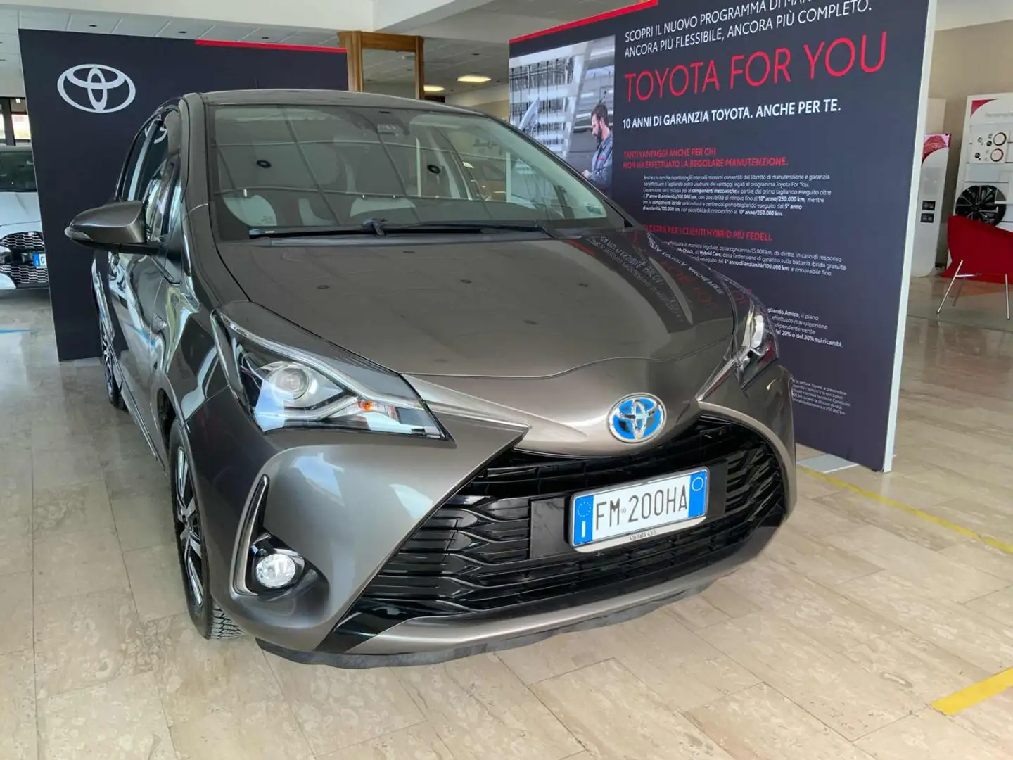 Toyota Yaris 1.5 Hybrid 5 porte Active Bronzo - 1