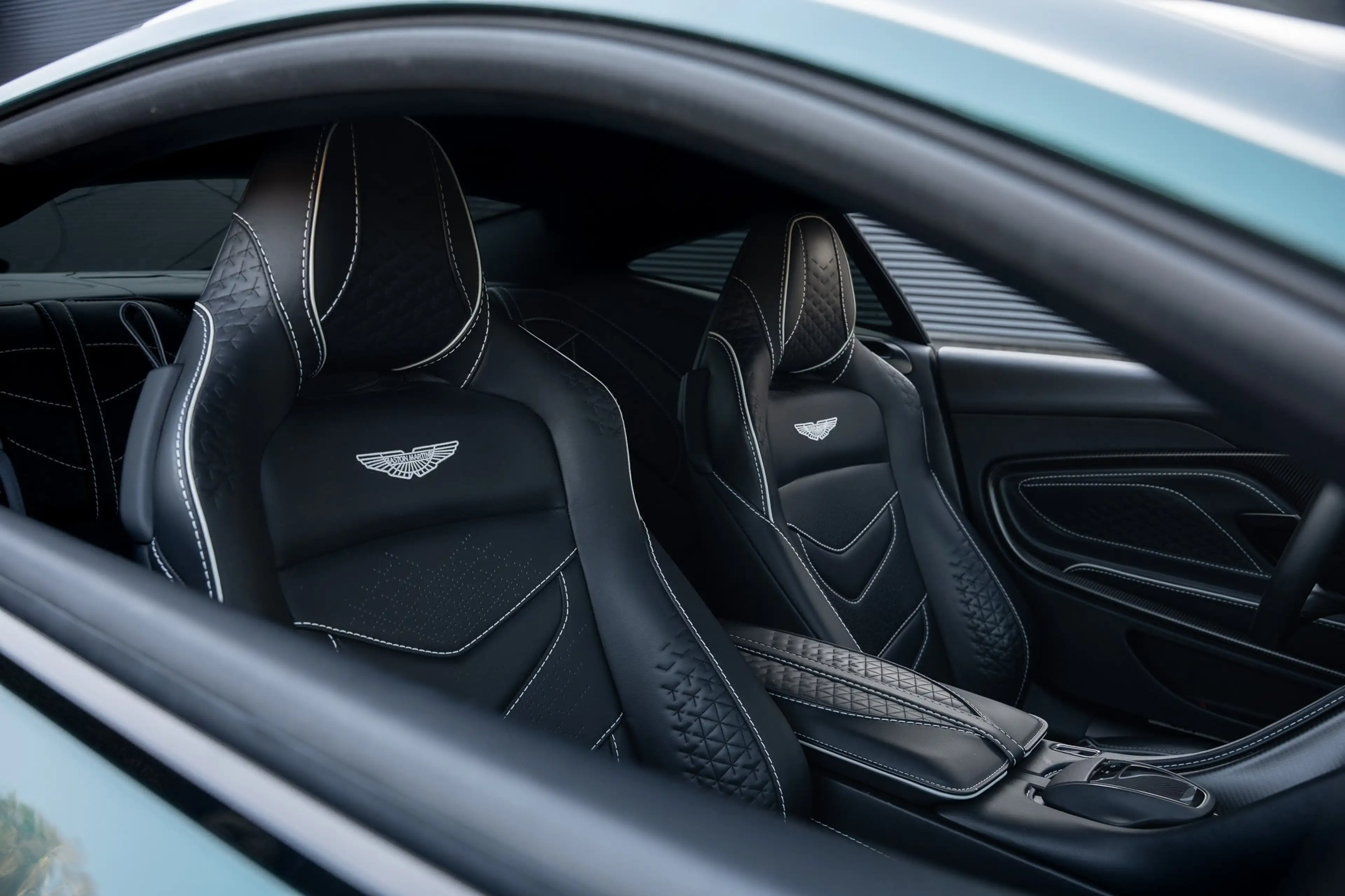 Aston Martin DBS Superleggera / 1 Owner — photo 15