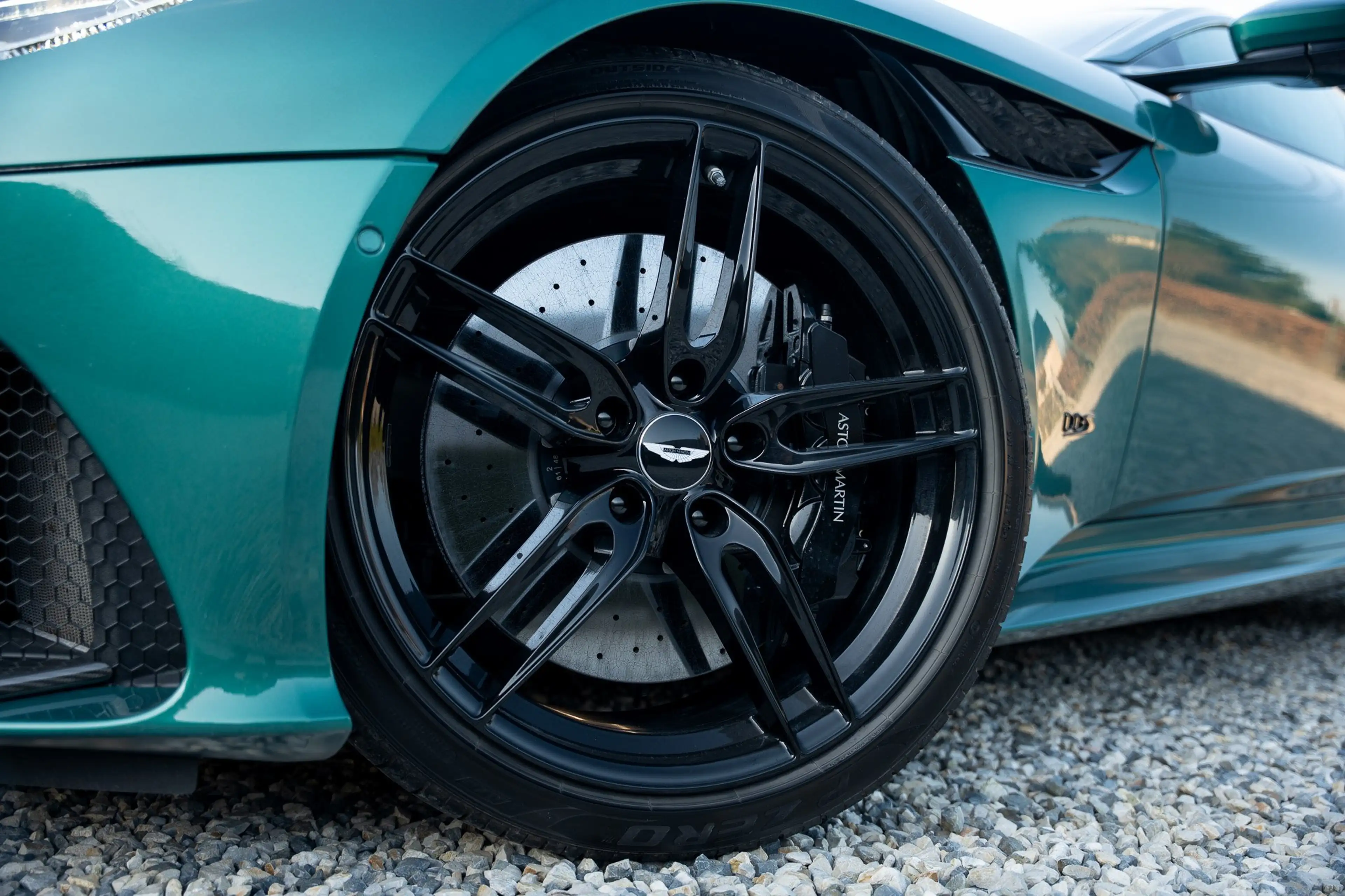 Aston Martin DBS Superleggera / 1 Owner — photo 10