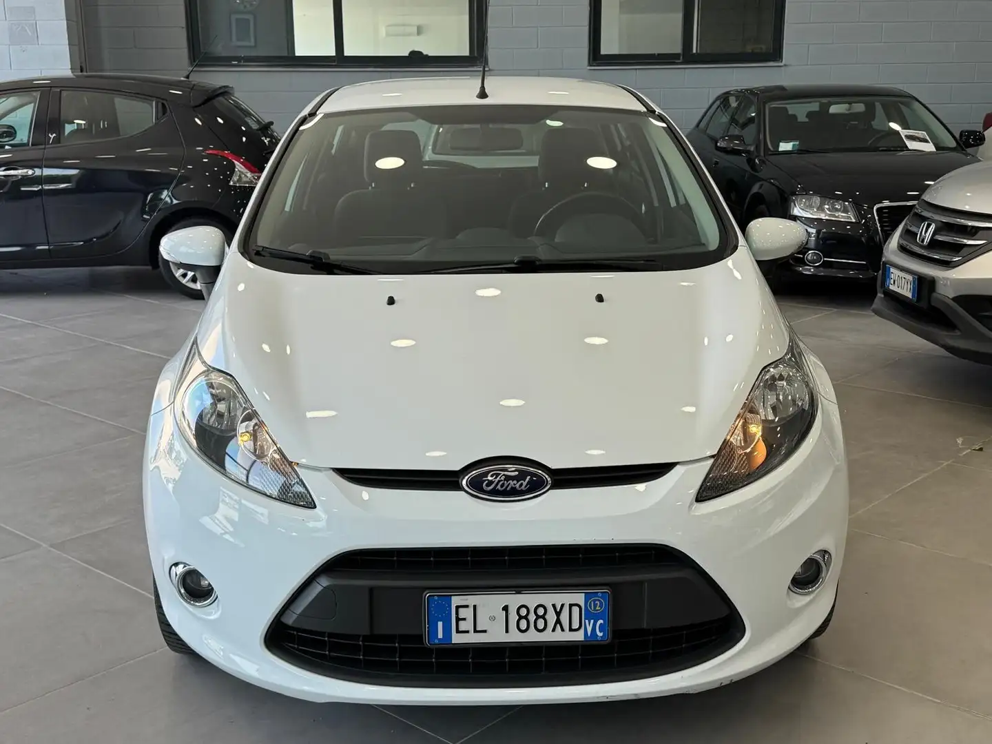 Ford Fiesta 1.4 TDCi 70CV 5 porte Titanium Bianco - 2