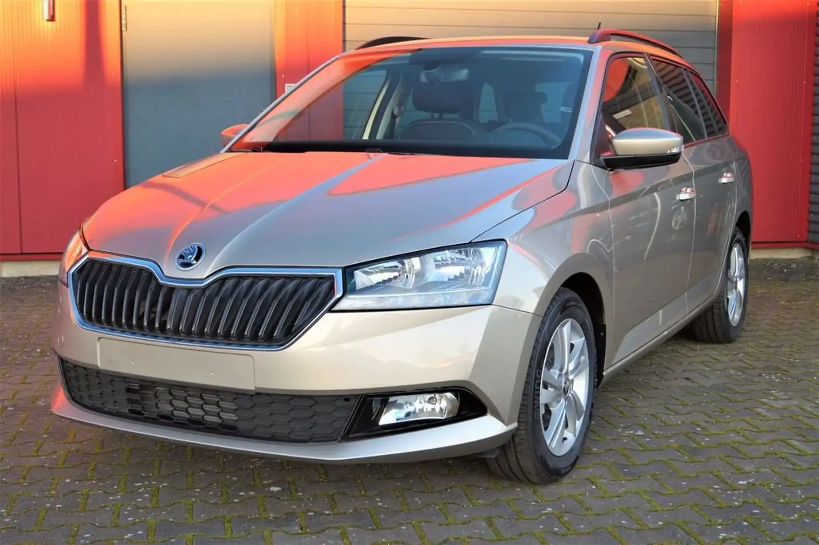 Skoda Fabia Ambition Combi Tour Temp. Navi-App. LED MY2023 Beige - 1