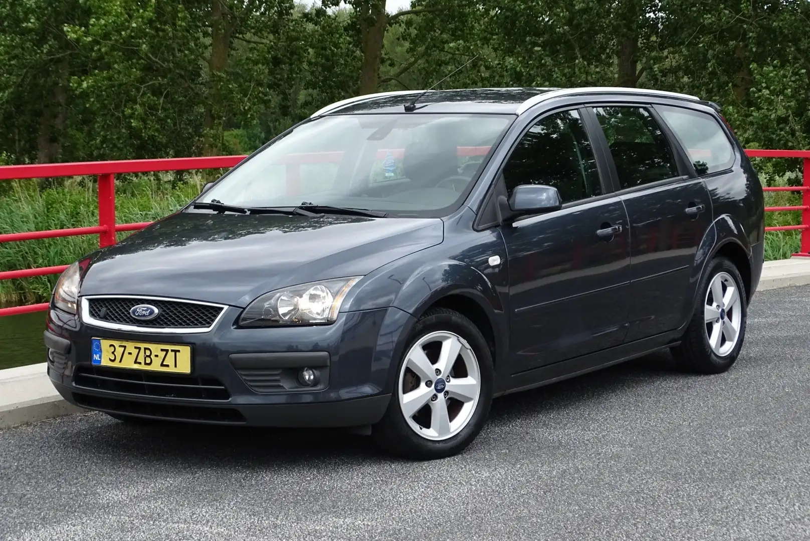 Ford Focus 1.8-16V Amb. FlexiF. stationwagen Grijs - 1
