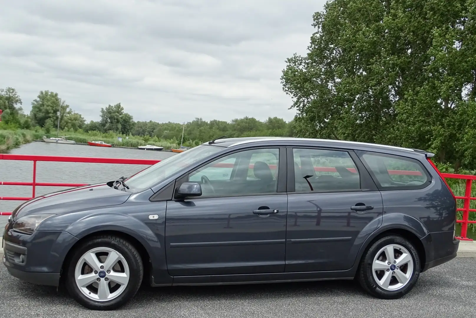 Ford Focus 1.8-16V Amb. FlexiF. stationwagen Grijs - 2