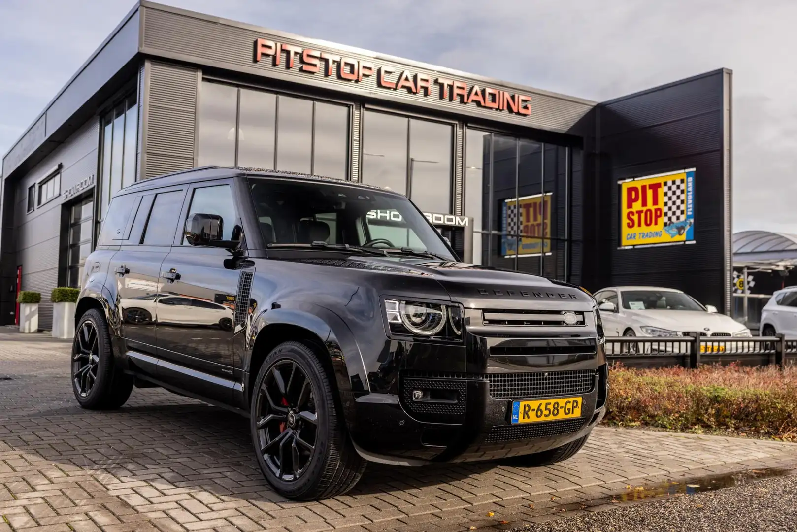 Land Rover Defender 110 3.0 P400 110 X-Dynamic 7-persoons, Trekhaak, F Zwart - 1