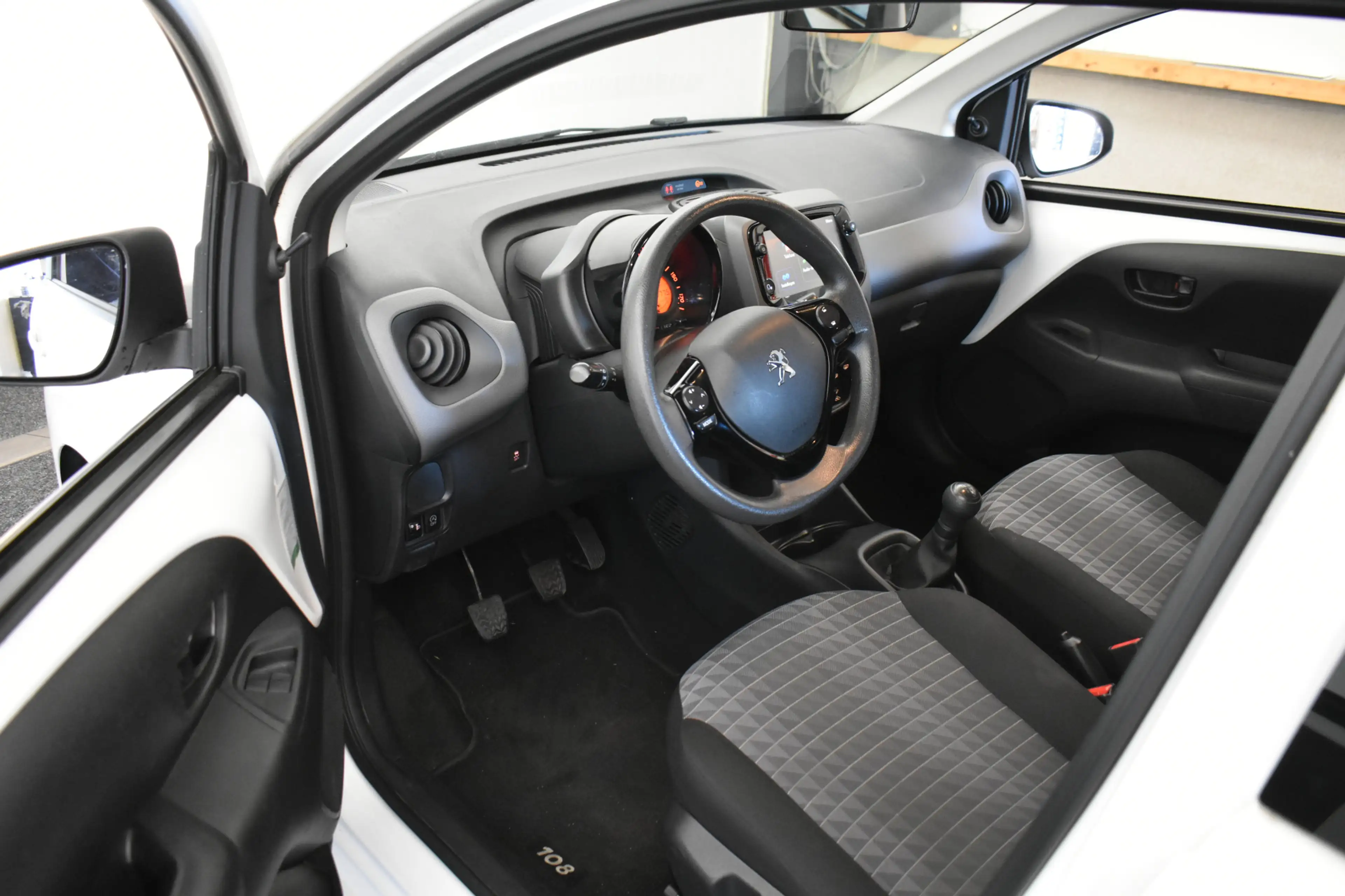 Peugeot 108 1.0 e-VTi Active Camera AppleCarplay — photo 6