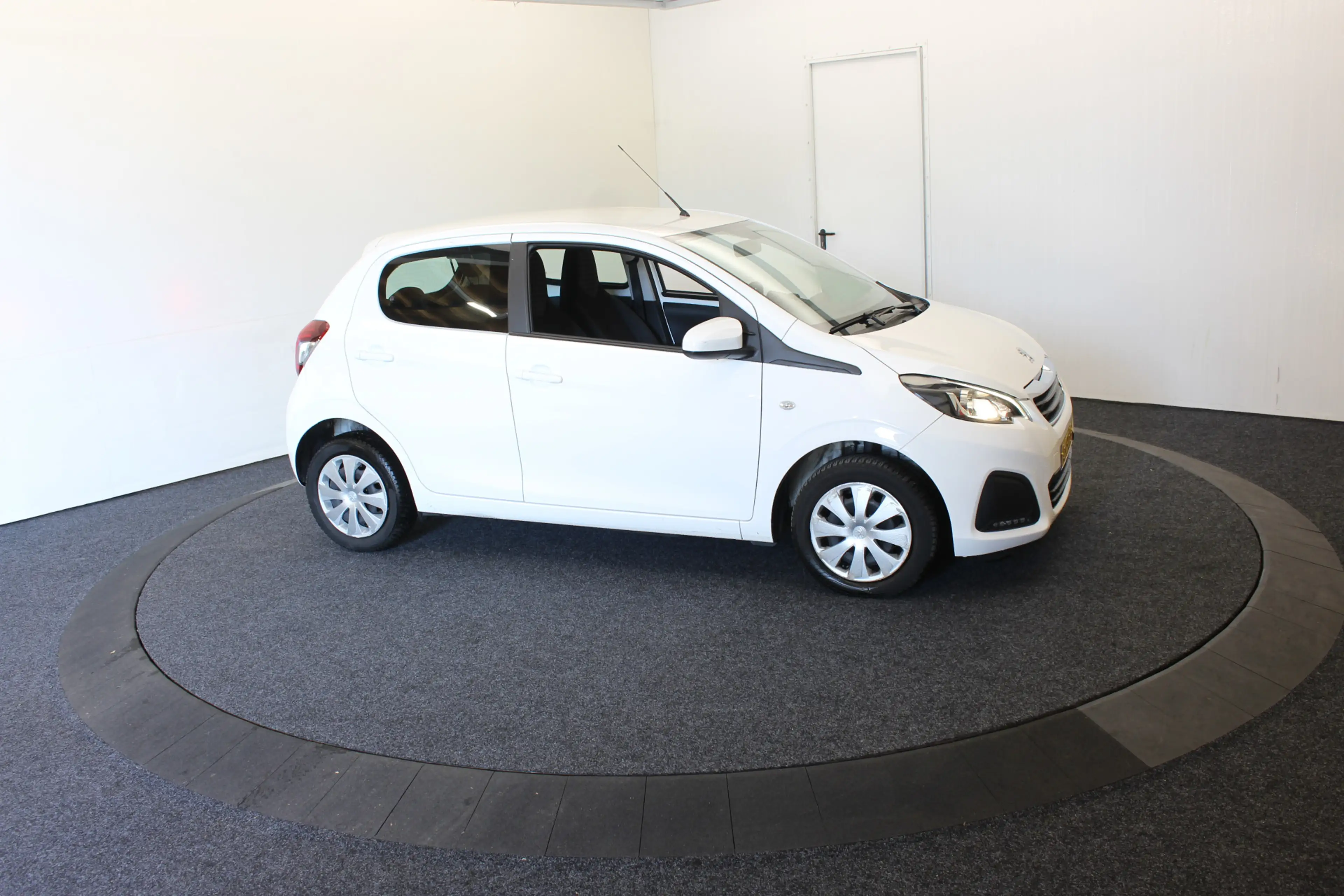 Peugeot 108 1.0 e-VTi Active Camera AppleCarplay — photo 12