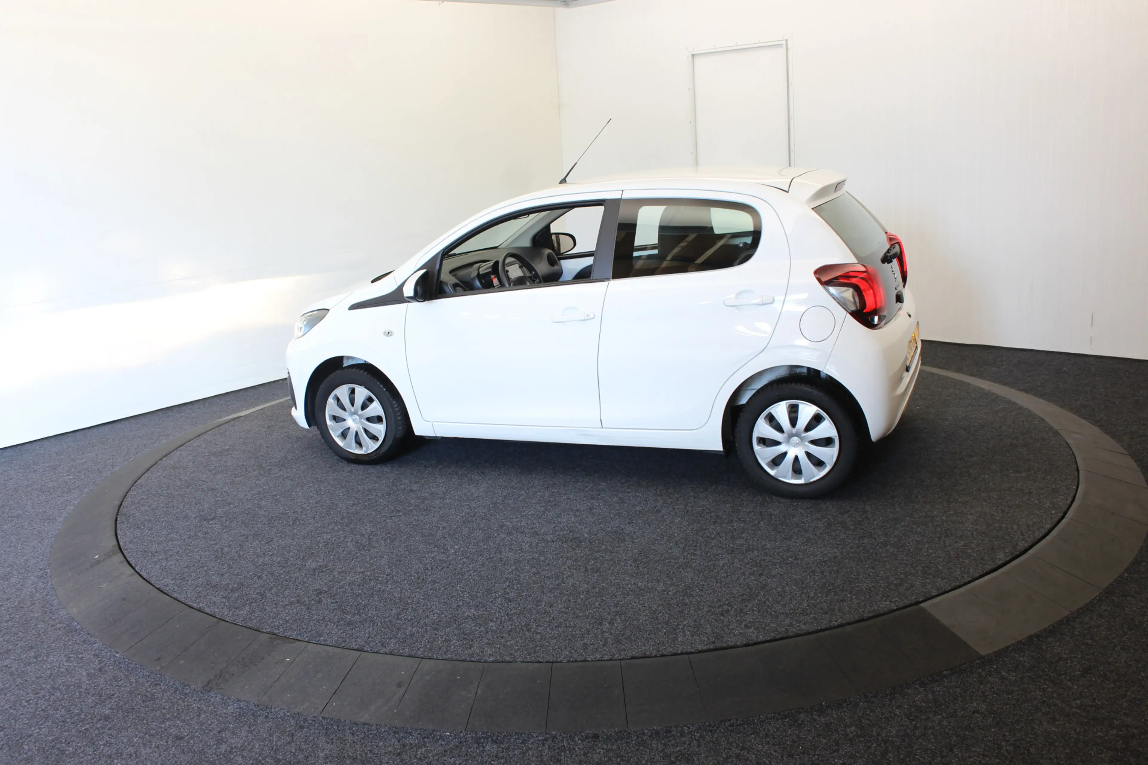 Peugeot 108 1.0 e-VTi Active Camera AppleCarplay — photo 11