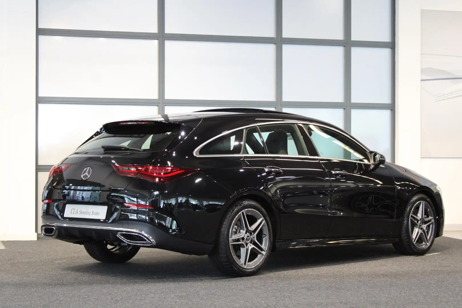 Mercedes-Benz CLA 200 Shooting Brake AMG Line Panorama dak | Trekhaak Schwarz - 2