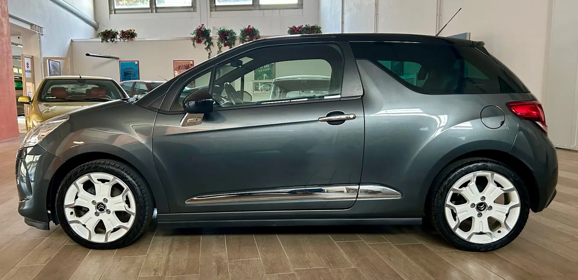 DS Automobiles DS 3 DS 3 1.4 HDi 70 Chic Gris - 2