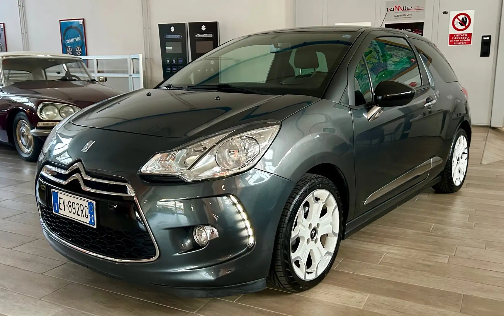 DS Automobiles DS 3 DS 3 1.4 HDi 70 Chic Gris - 1