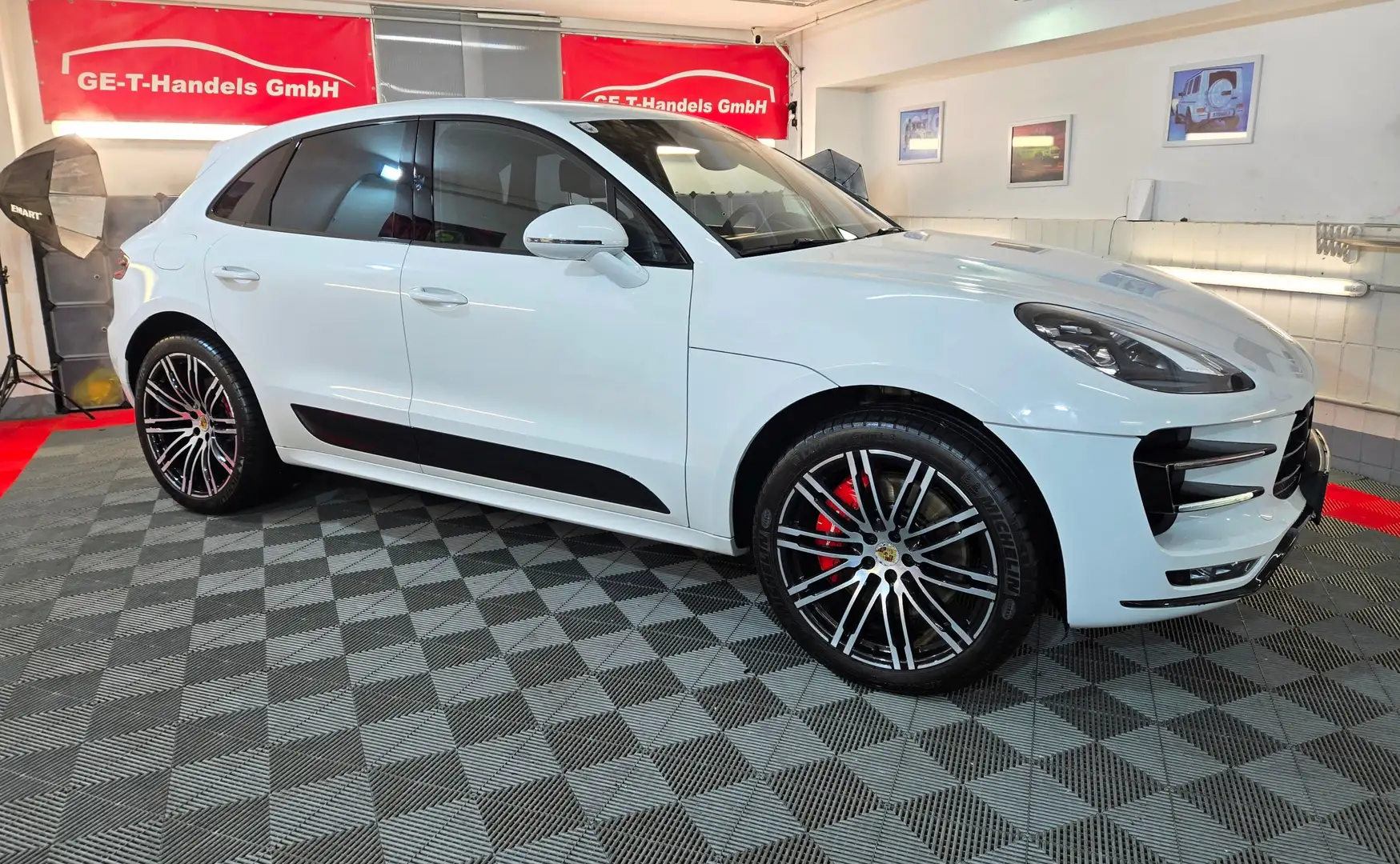 Porsche Macan Turbo Perform. Carbon Pak mit 441Ps Weiß - 2
