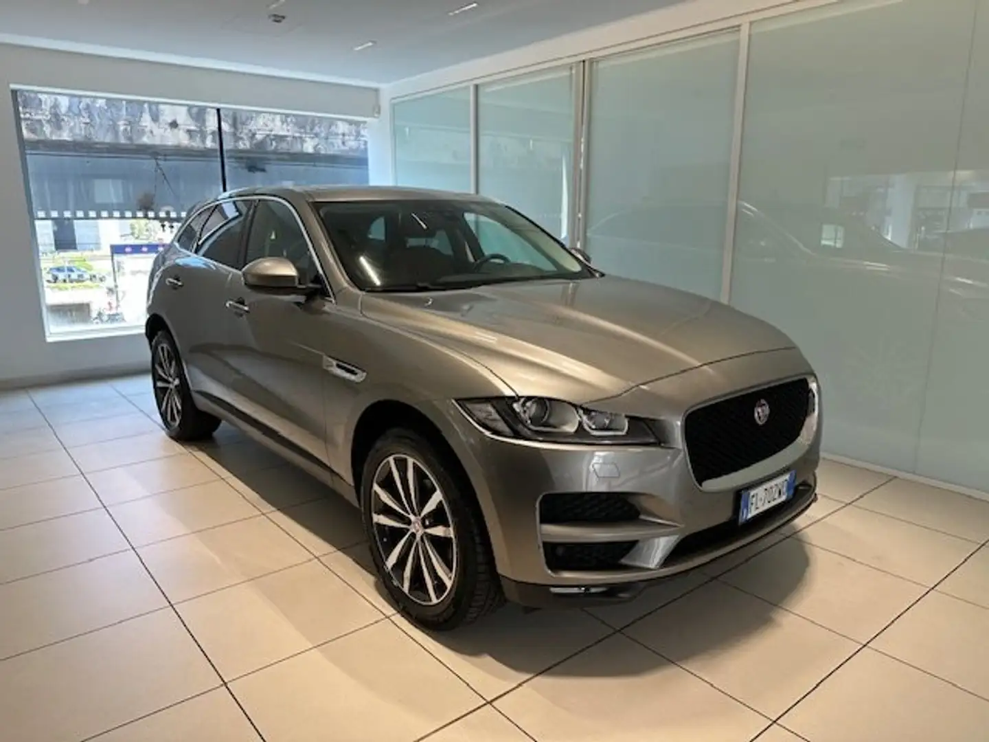 Jaguar F-Pace F-Pace 2015 2.0d i4 Portfolio awd 240cv auto my18 Grijs - 2