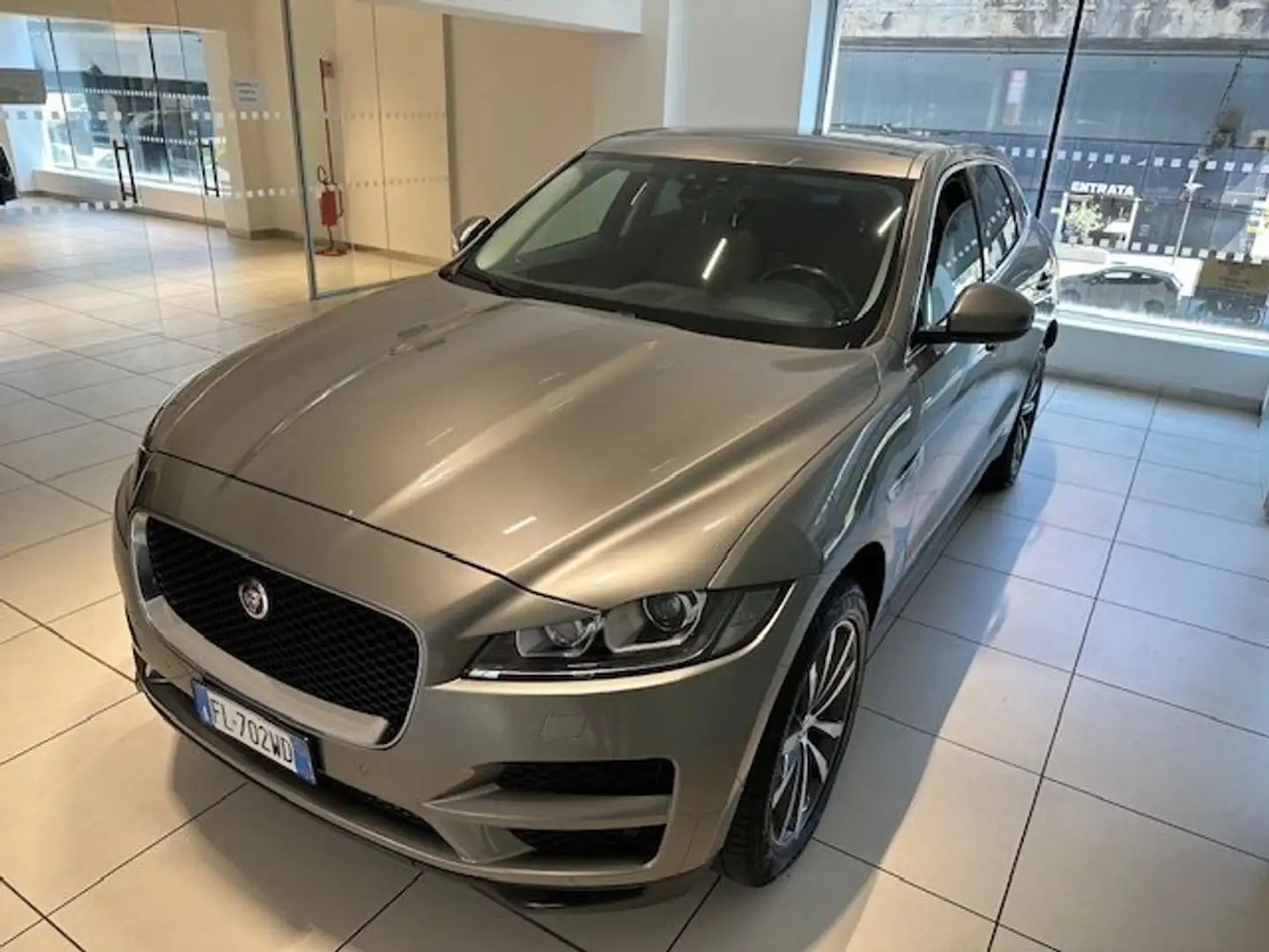Jaguar F-Pace F-Pace 2015 2.0d i4 Portfolio awd 240cv auto my18 Grijs - 1