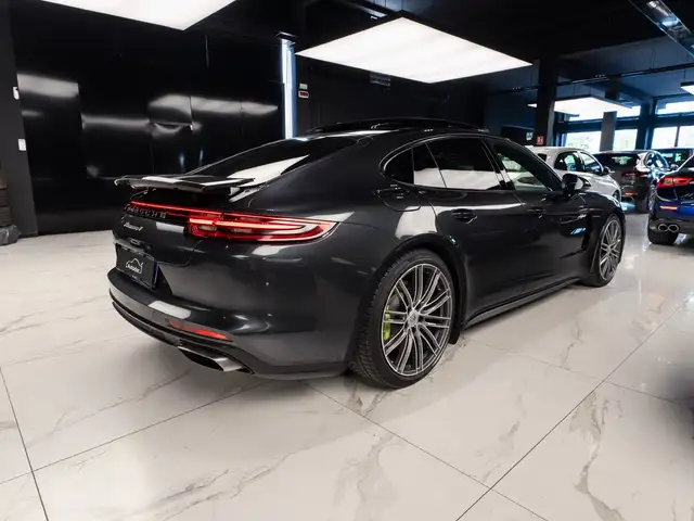 Porsche Panamera view 4