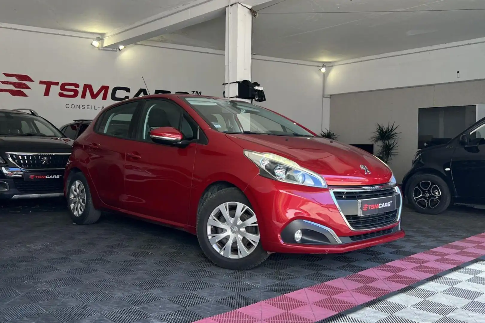 Peugeot 208 1.0i PureTech 12V - 68 BERLINE Active PHASE 2 Rood - 1