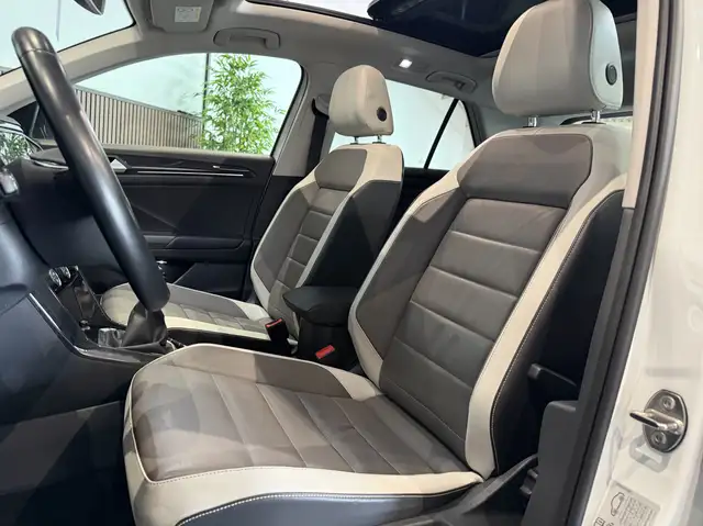 Volkswagen T-Roc view 8