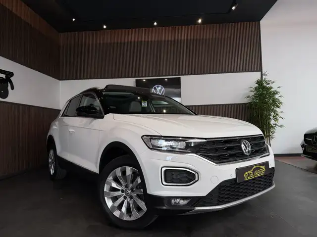 Volkswagen T-Roc view 3