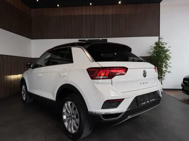 Volkswagen T-Roc view 4