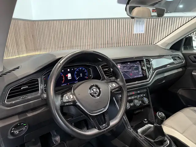 Volkswagen T-Roc view 7