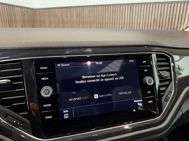 Volkswagen T-Roc view 14