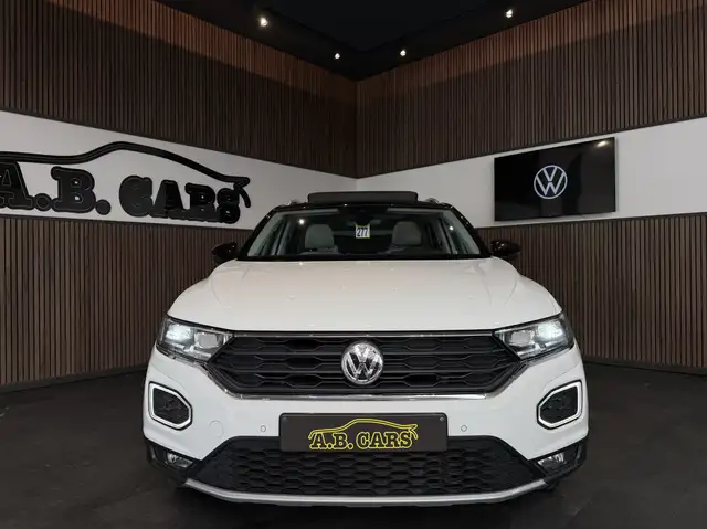 Volkswagen T-Roc view 2