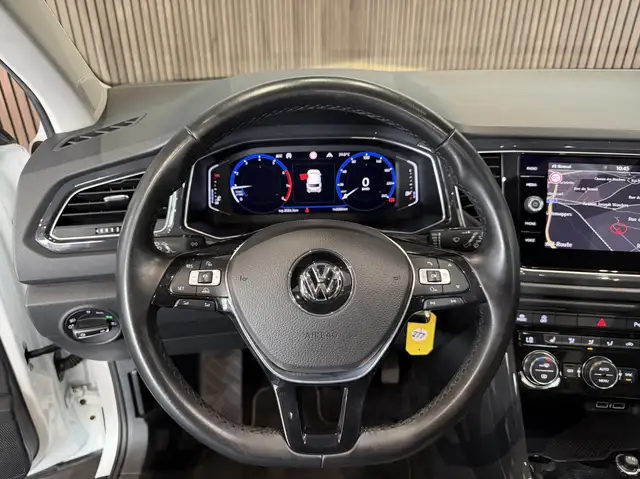 Volkswagen T-Roc view 11