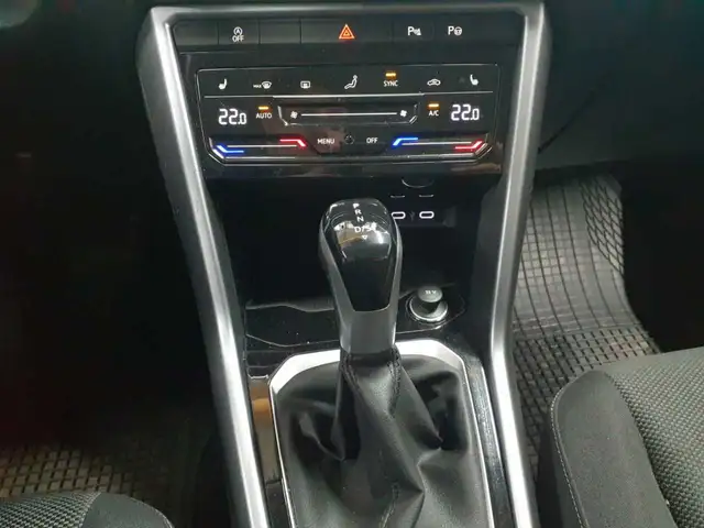 Volkswagen T-Roc view 10