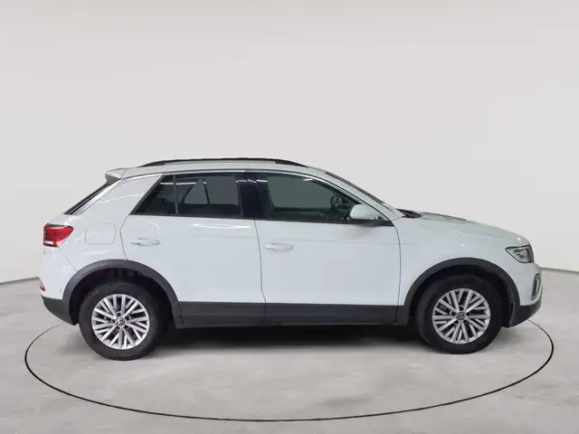 Volkswagen T-Roc view 3