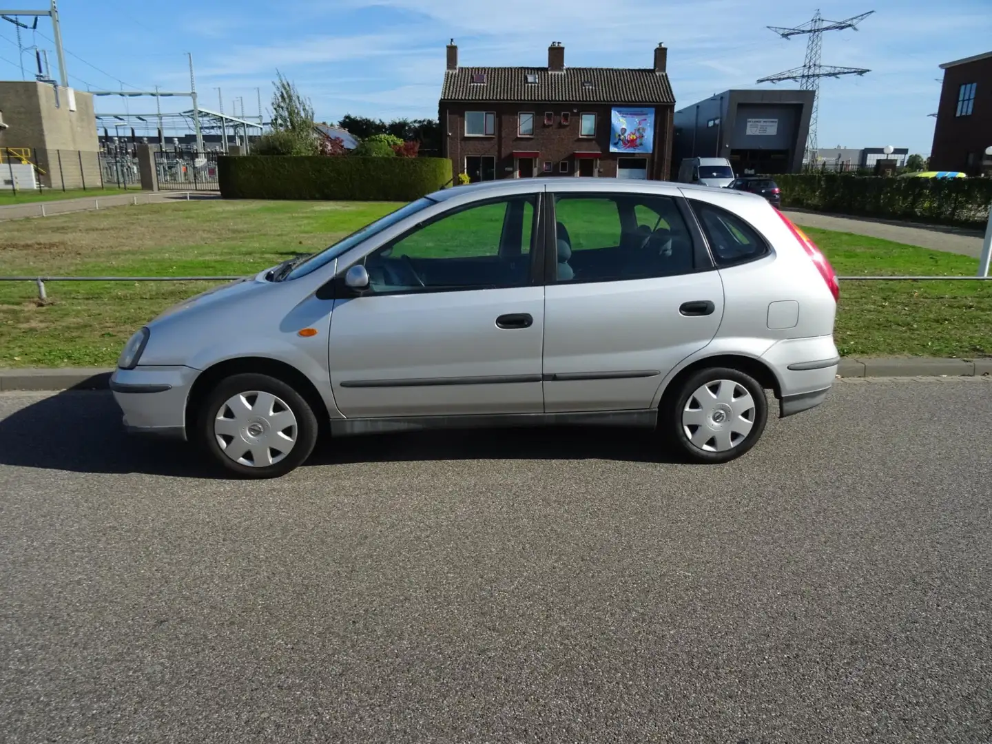 Nissan Almera Tino 1.8 Visia Gris - 2