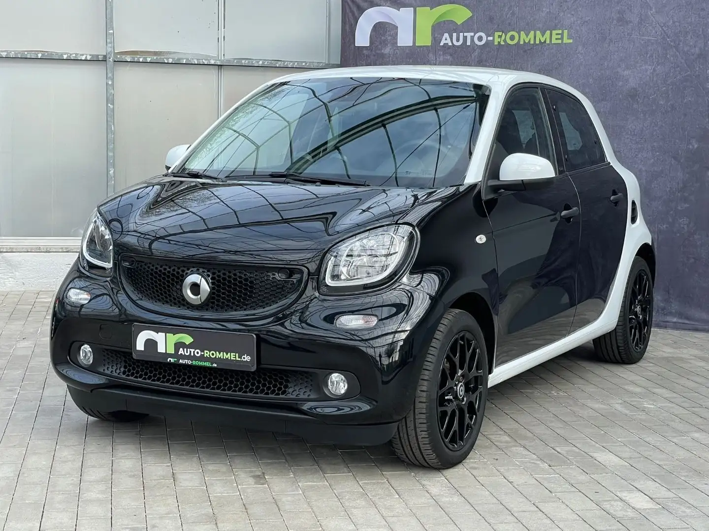 smart forFour 0.9 66kW DCT Passion Nav Tempomat SH MFL crna - 1