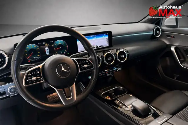 Mercedes-Benz 220 view 14