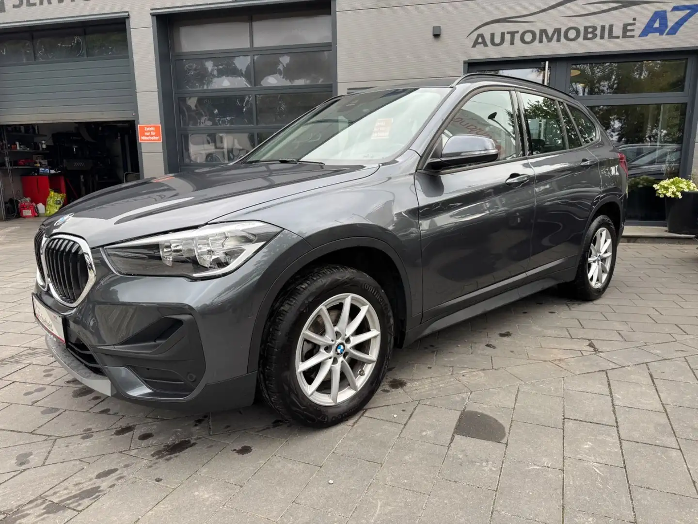 BMW X1 Baureihe X1 sDrive 18 d Advantage Grau - 2