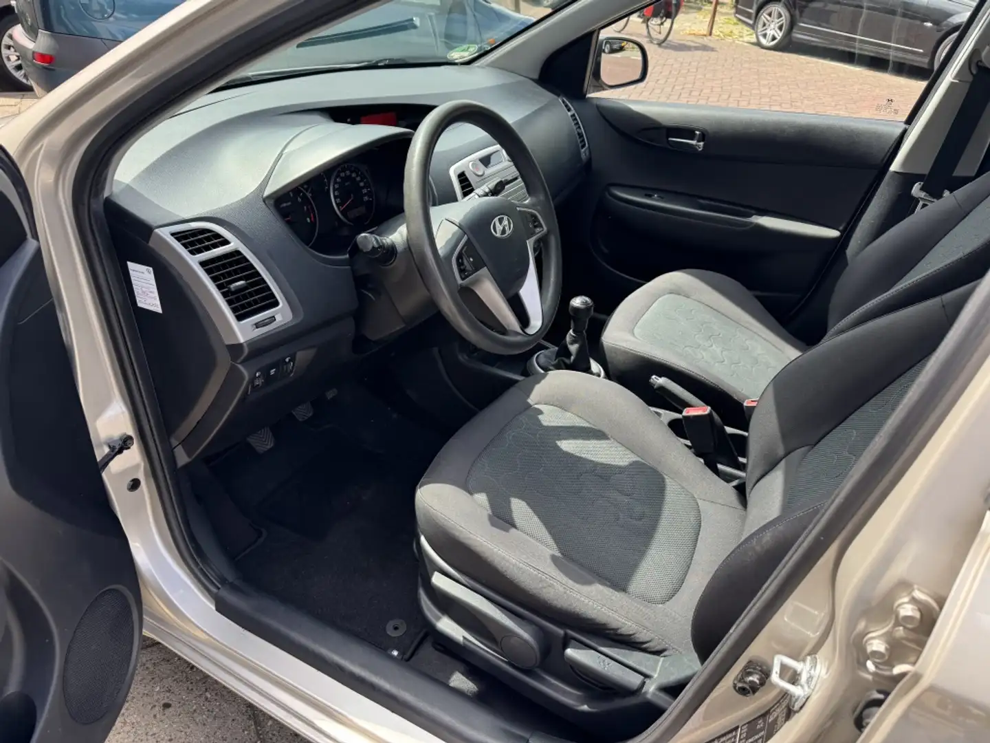 Hyundai i20 1.2i 5Drs Nieuwe apk banden Airco Grijs - 2