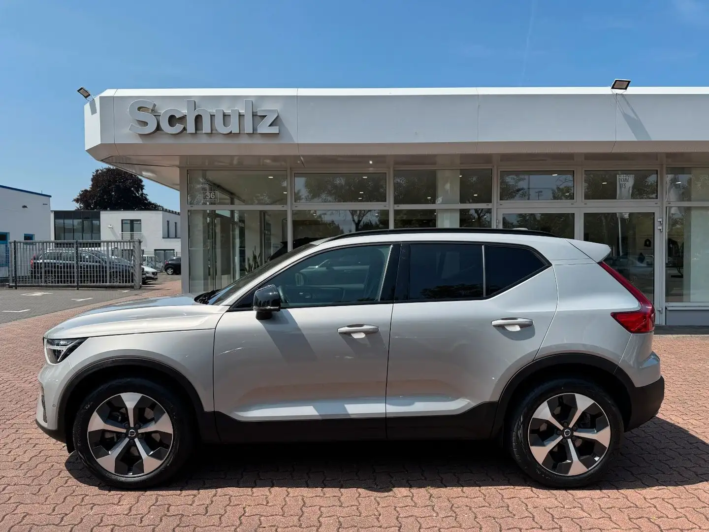 Volvo XC40 B3 Plus Dark DKG Silber - 1