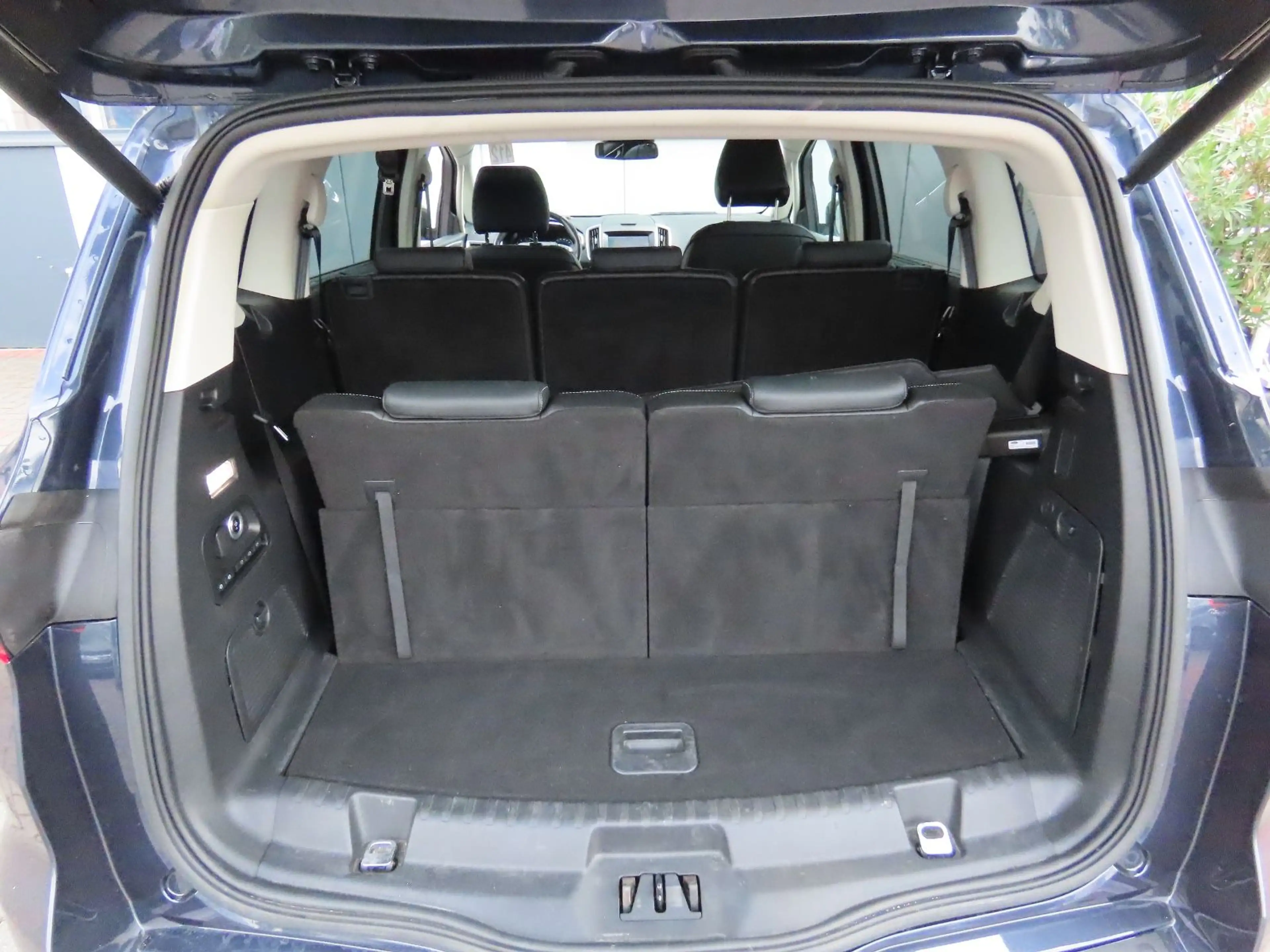 Ford S-Max 2.0 TDCI Leder Sitzheizung Kamera 7 Sitze — photo 9