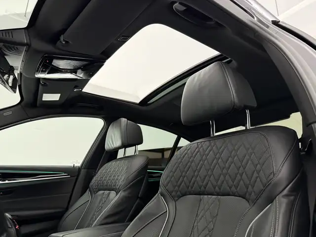 BMW 5 Series view 4