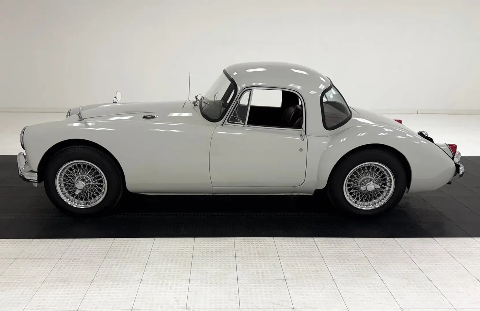 MG MGA 1500 Coupe Grau - 2
