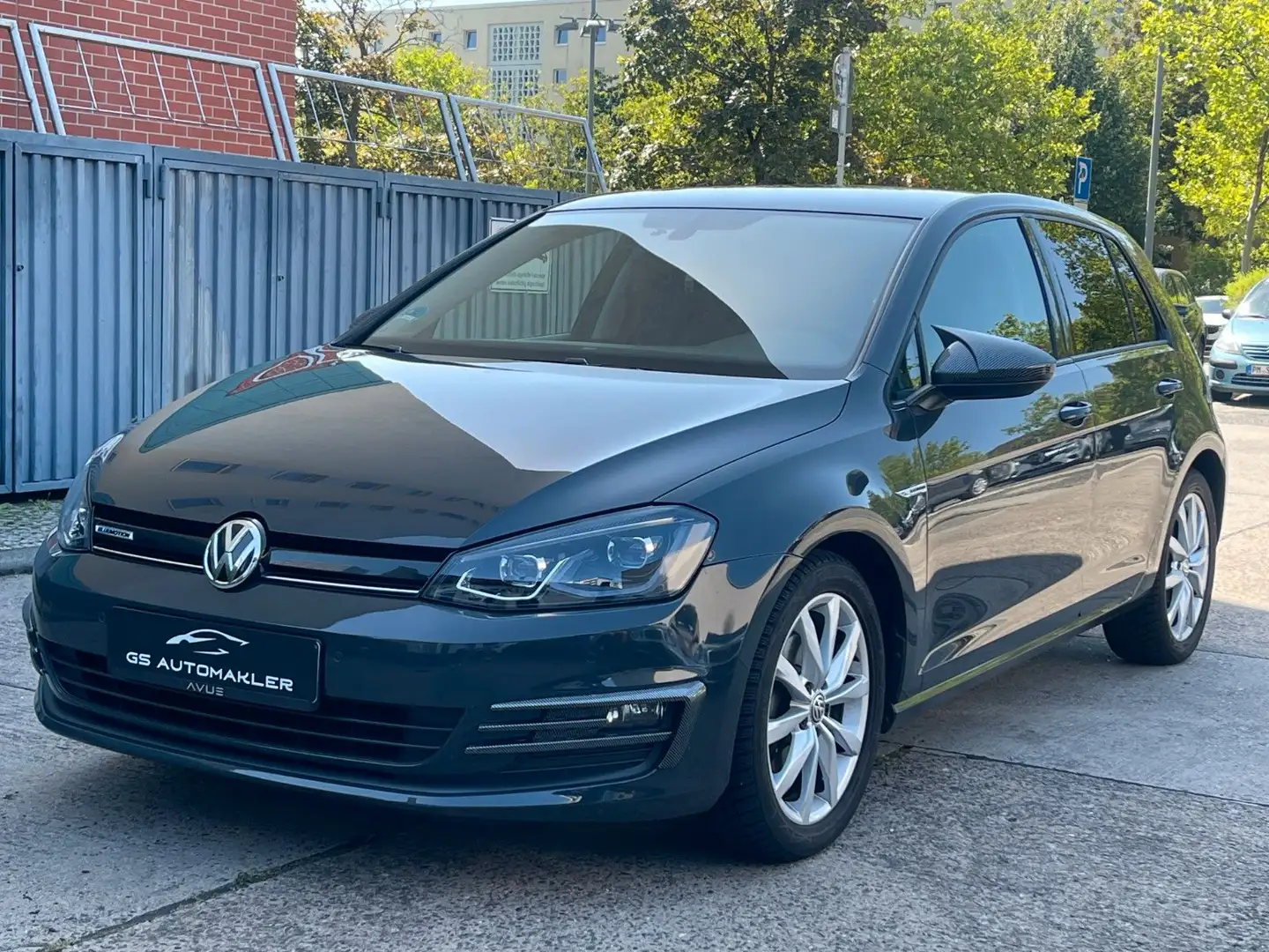 Volkswagen Golf VII Lim. Erdgas Trendline PDC KLIMA LED Gris - 2